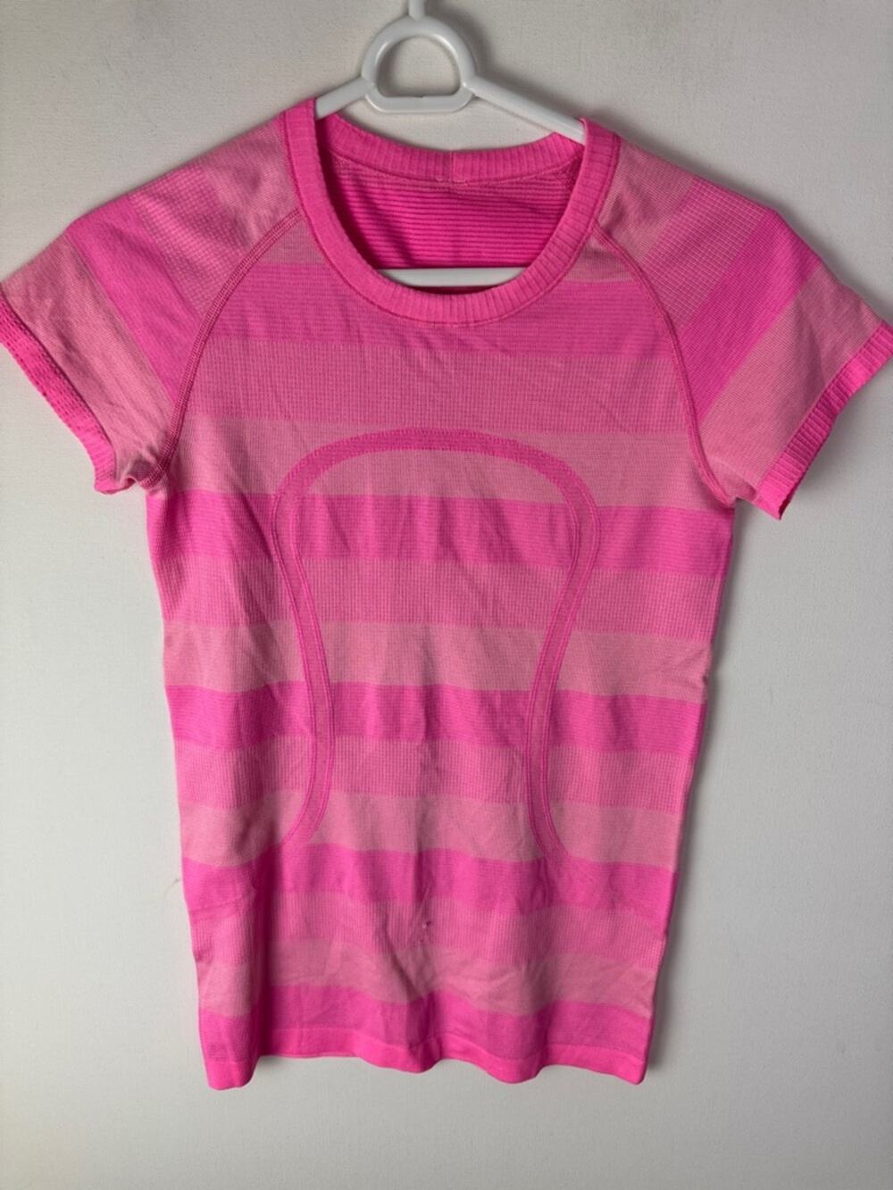 Lululemon T-Shirt - Women's 6